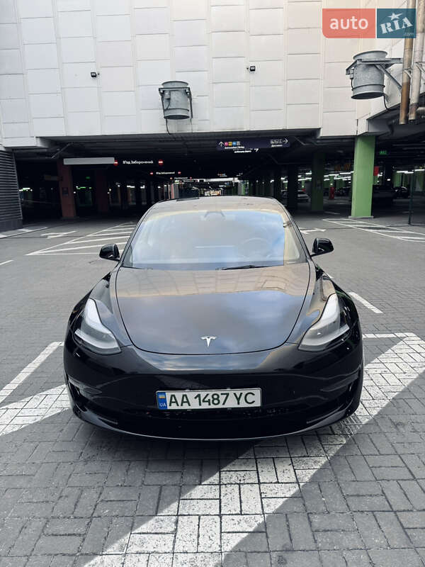 Седан Tesla Model 3 2022 в 
