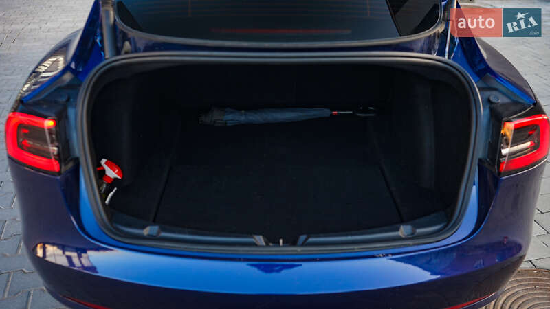 Седан Tesla Model 3 2023 в Львові