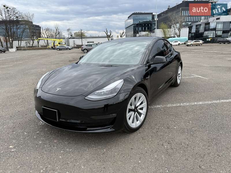 Седан Tesla Model 3 2022 в 