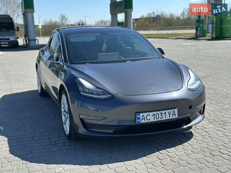 Седан Tesla Model 3 2018 в Любомлі