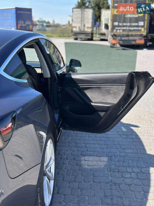 Седан Tesla Model 3 2018 в Любомлі