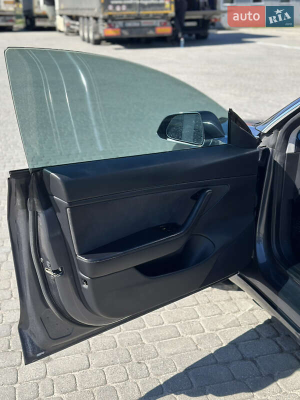 Седан Tesla Model 3 2018 в Любомлі