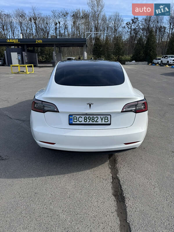 Седан Tesla Model 3 2021 в Львове