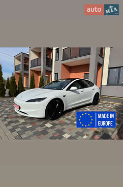 Седан Tesla Model 3 2024 в 