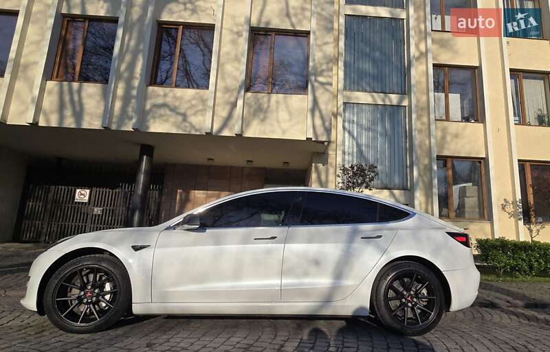 Седан Tesla Model 3 2018 в Ужгороде