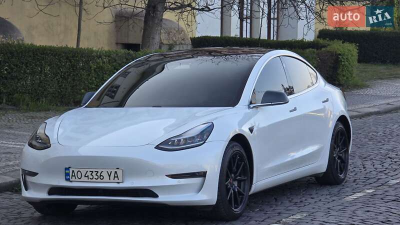 Седан Tesla Model 3 2018 в Ужгороде