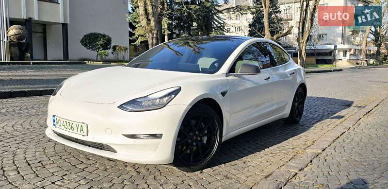 Седан Tesla Model 3 2018 в Ужгороде