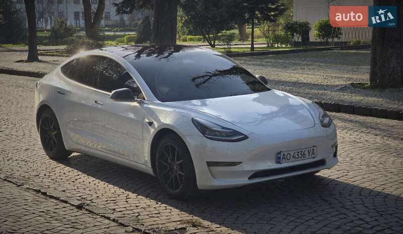 Седан Tesla Model 3 2018 в Ужгороде