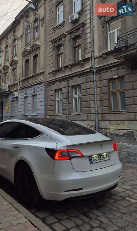 Седан Tesla Model 3 2018 в Ужгороде