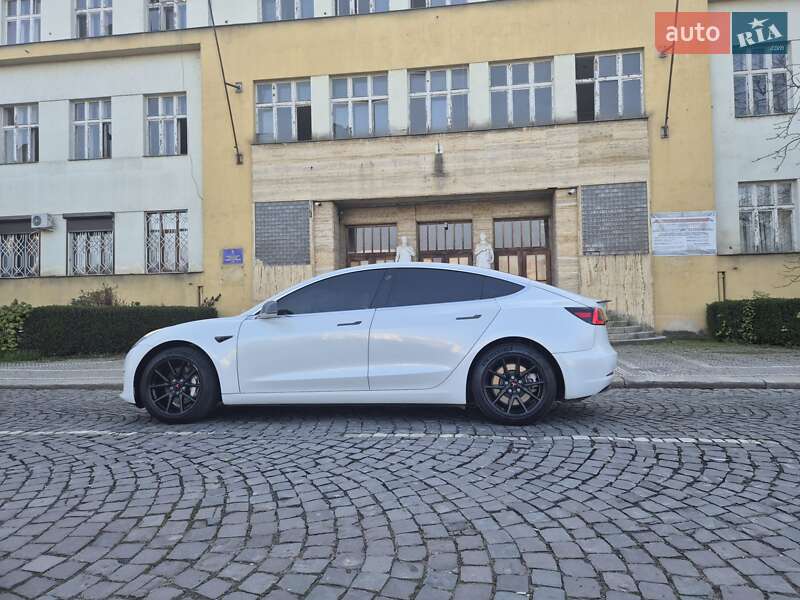 Седан Tesla Model 3 2018 в Ужгороде