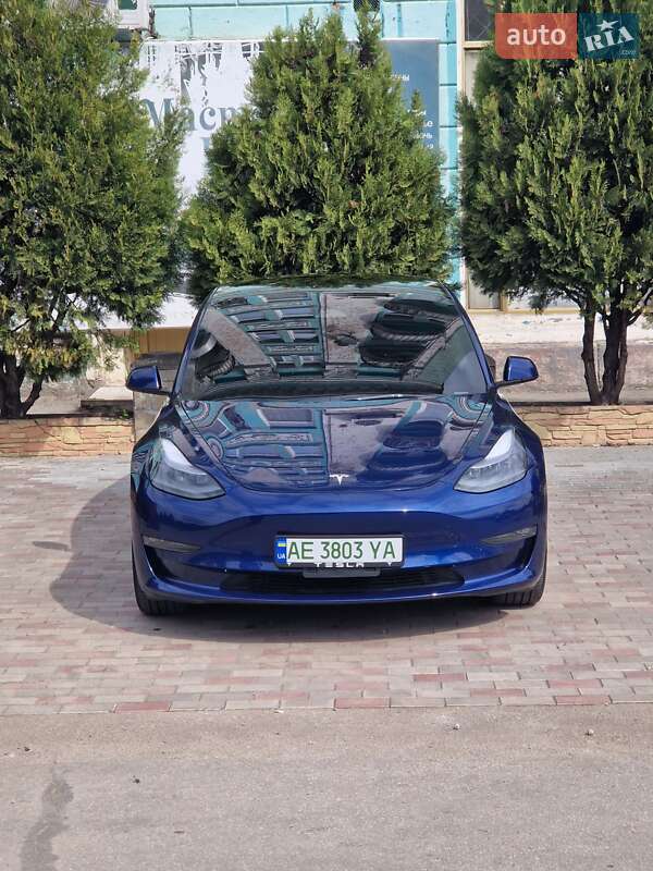 Седан Tesla Model 3 2022 в 