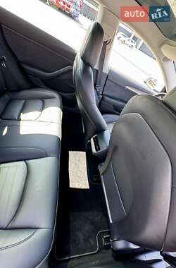 Седан Tesla Model 3 2022 в 