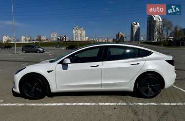 Седан Tesla Model 3 2022 в 