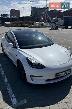 Седан Tesla Model 3 2022 в 