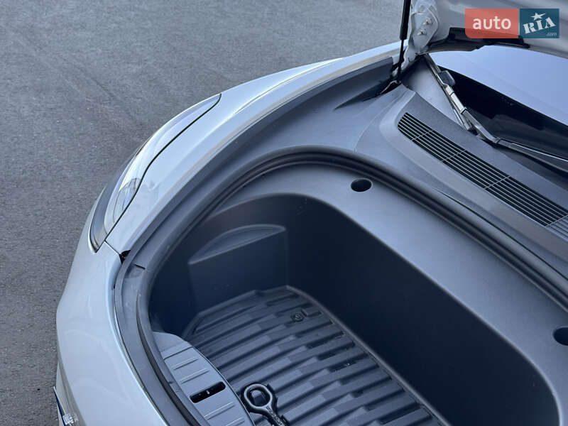 Седан Tesla Model 3 2022 в Виннице