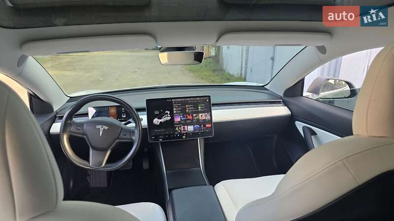 Седан Tesla Model 3 2018 в Ужгороде