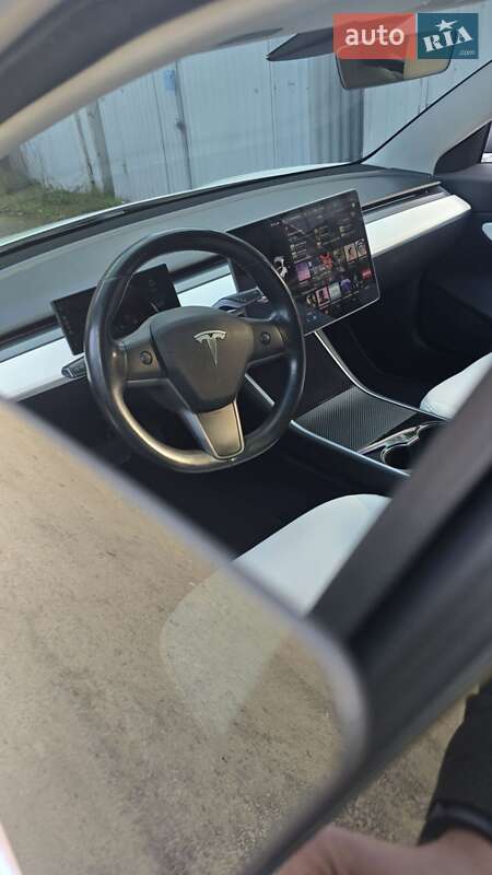 Седан Tesla Model 3 2018 в Ужгороде