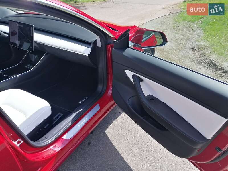 Седан Tesla Model 3 2018 в Черкасах