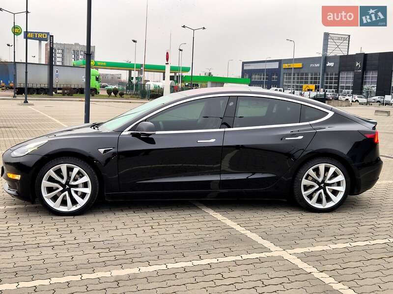 Седан Tesla Model 3 2018 в Львове