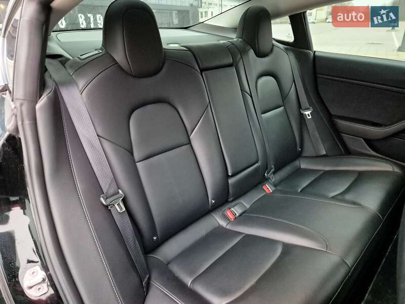 Седан Tesla Model 3 2018 в Львове