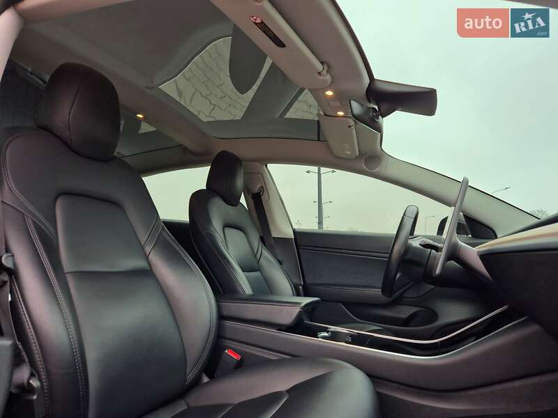 Седан Tesla Model 3 2018 в Львове