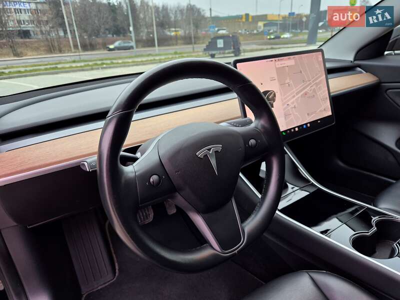 Седан Tesla Model 3 2018 в Львове