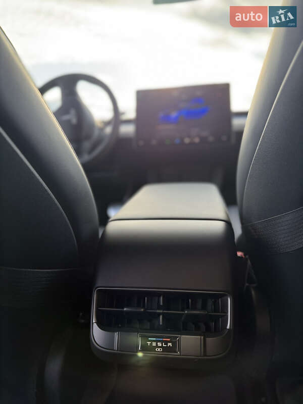 Седан Tesla Model 3 2023 в Ужгороде