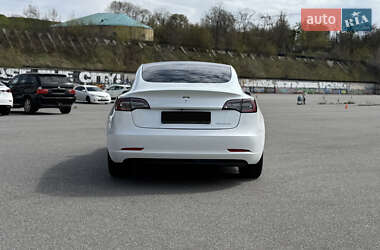 Седан Tesla Model 3 2022 в 