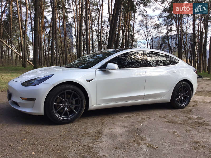 Седан Tesla Model 3 2020 в 