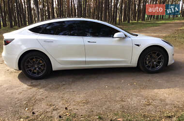 Седан Tesla Model 3 2020 в 