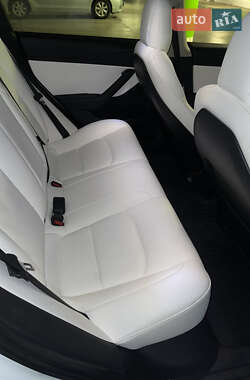 Седан Tesla Model 3 2021 в 
