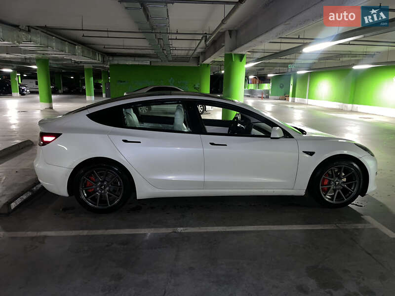 Седан Tesla Model 3 2021 в Киеве