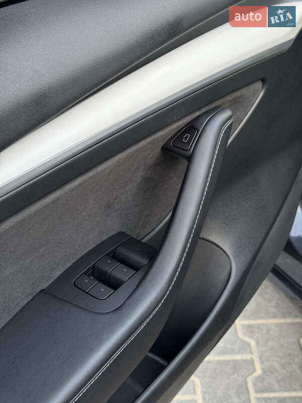 Седан Tesla Model 3 2022 в Черкассах