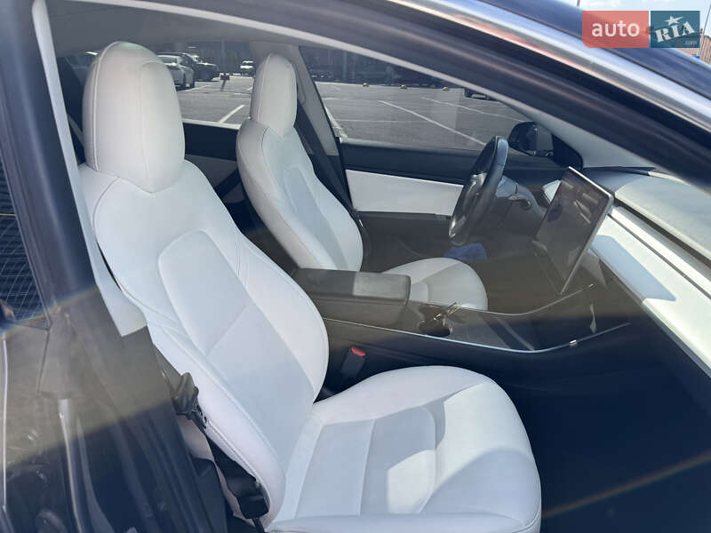 Седан Tesla Model 3 2019 в Львове
