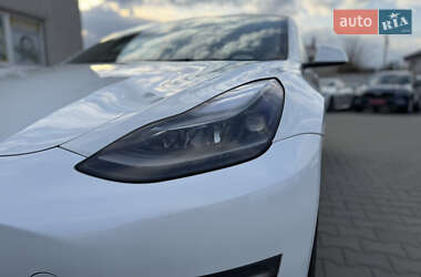 Седан Tesla Model 3 2023 в 