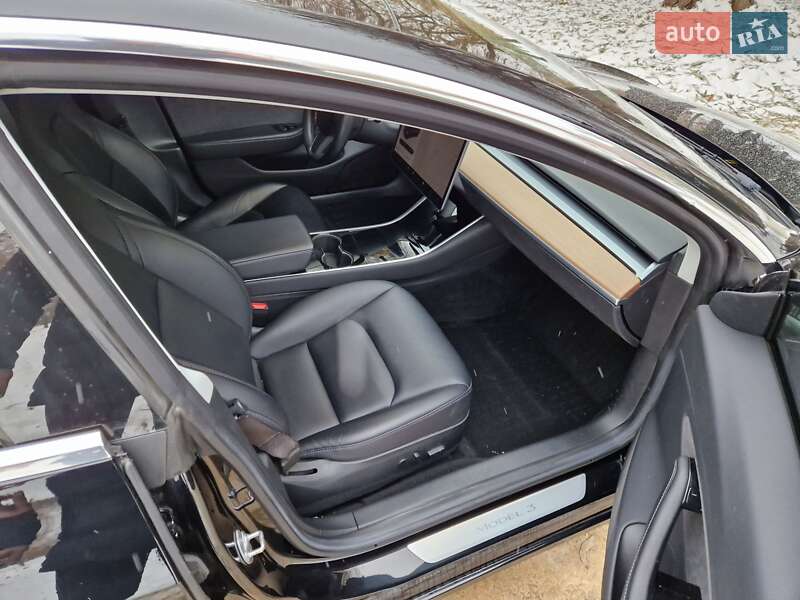 Седан Tesla Model 3 2018 в Ровно
