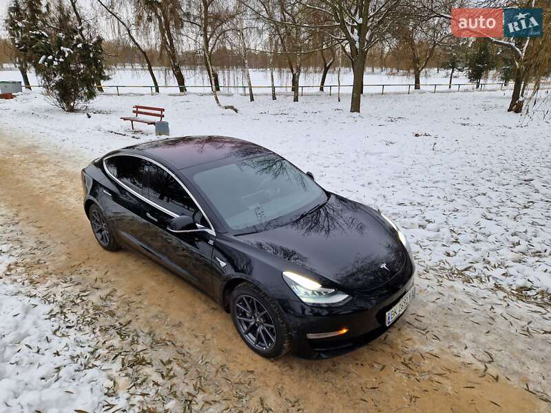 Седан Tesla Model 3 2018 в Ровно