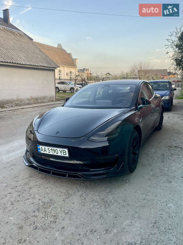 Седан Tesla Model 3 2018 в Києві