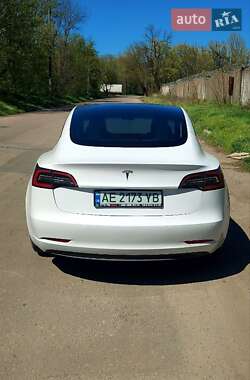 Седан Tesla Model 3 2022 в 