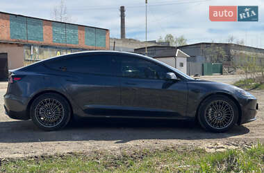 Седан Tesla Model 3 2024 в 