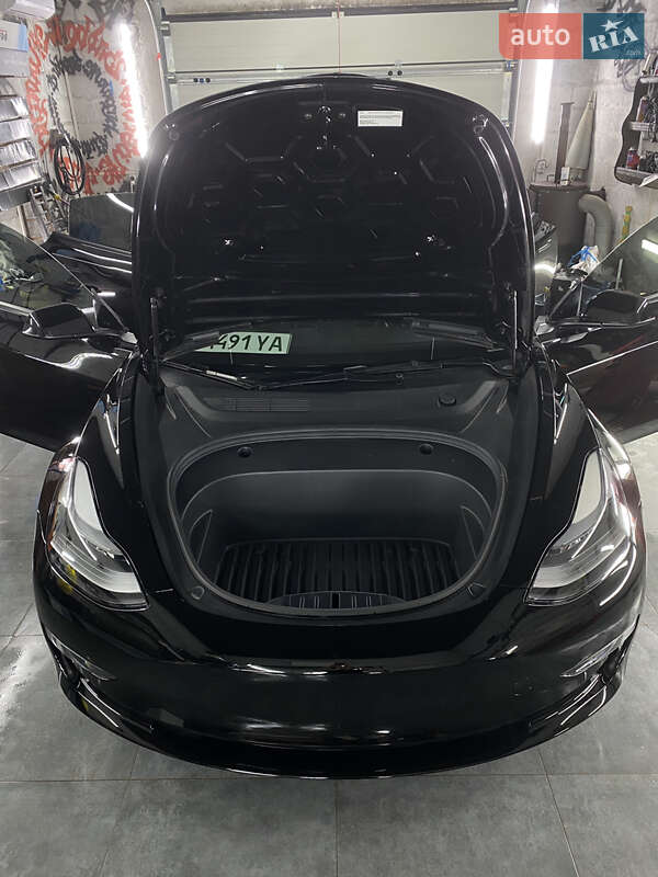 Седан Tesla Model 3 2023 в Тальном