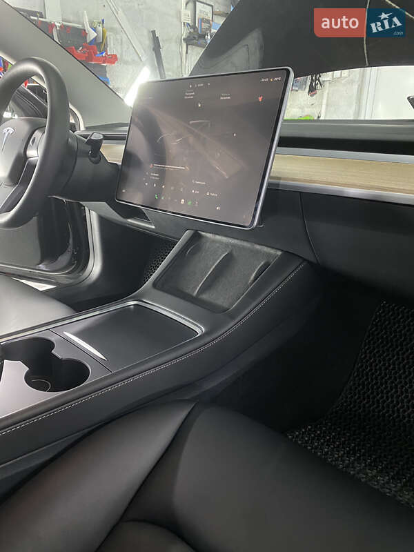 Седан Tesla Model 3 2023 в Тальном