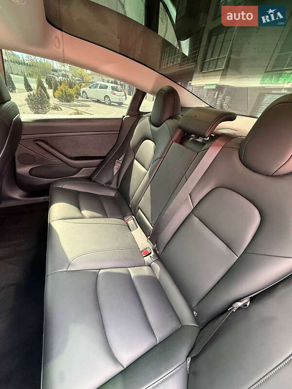 Седан Tesla Model 3 2023 в Трускавце