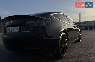 Седан Tesla Model 3 2019 в 