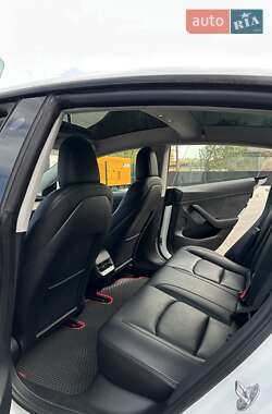 Седан Tesla Model 3 2022 в 