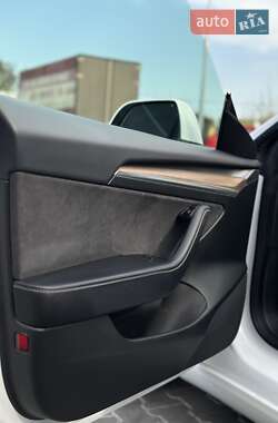 Седан Tesla Model 3 2022 в 