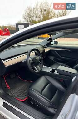 Седан Tesla Model 3 2022 в 