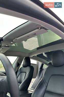 Седан Tesla Model 3 2022 в 