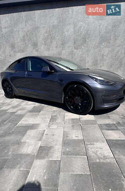 Седан Tesla Model 3 2022 в 