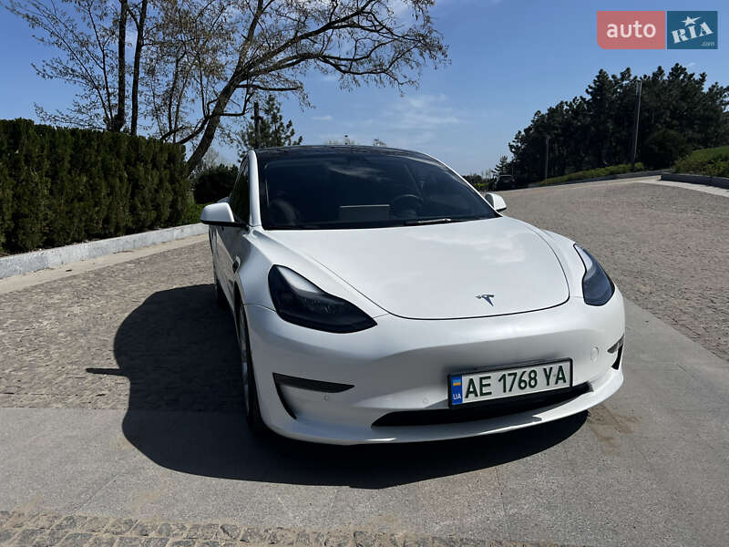 Седан Tesla Model 3 2022 в 